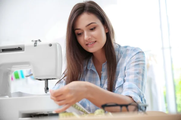 Pretty young dressmaker — Stock fotografie