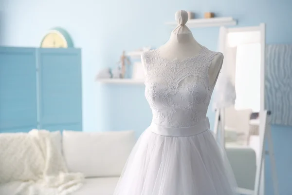 Vestito da sposa confezionato su manichino in studio — Foto Stock