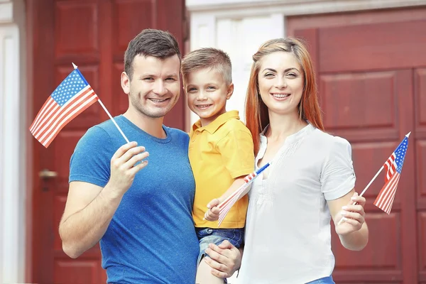 Famille avec petits drapeaux américains — Photo