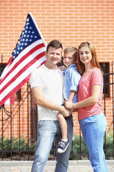 Ευτυχισμένη οικογένεια με αμερικανική σημαία στην αυλή — Φωτογραφία Αρχείου