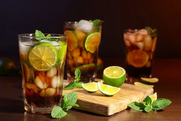 Cuba Libre cocktails — Stockfoto