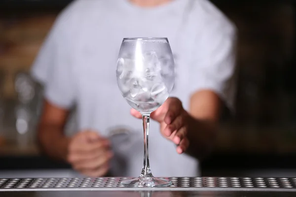 Barman preparing cocktail on bar counter — Stock Photo, Image