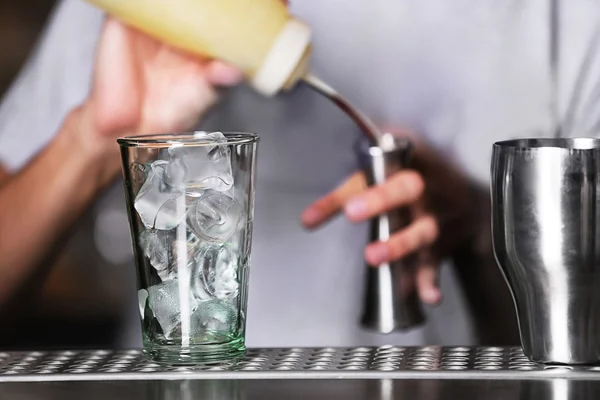 Barman prépare un cocktail sur le comptoir du bar — Photo