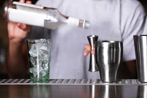 Barman prepara coquetel no balcão do bar — Fotografia de Stock