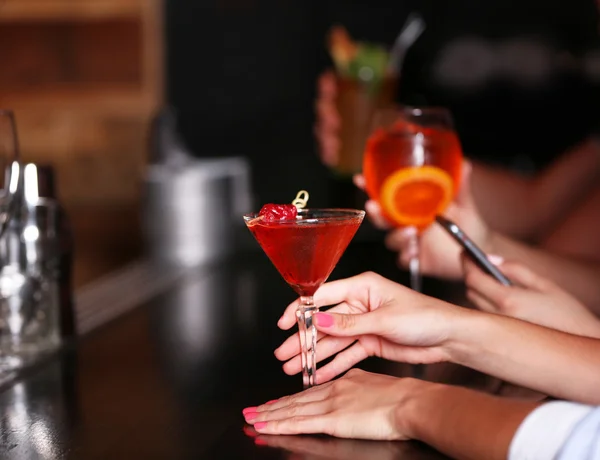 Vrienden met cocktails in bar — Stockfoto