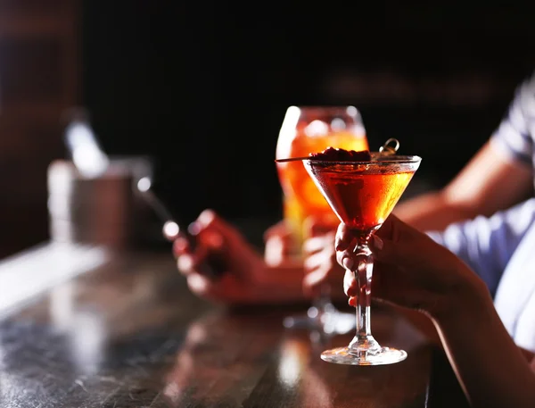 Friends with cocktails in bar — Stock Photo, Image