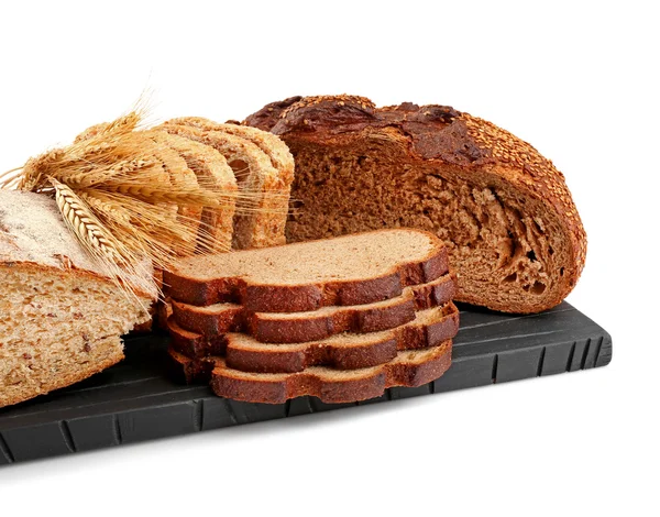Tábua de corte com pão fresco sobre fundo branco — Fotografia de Stock