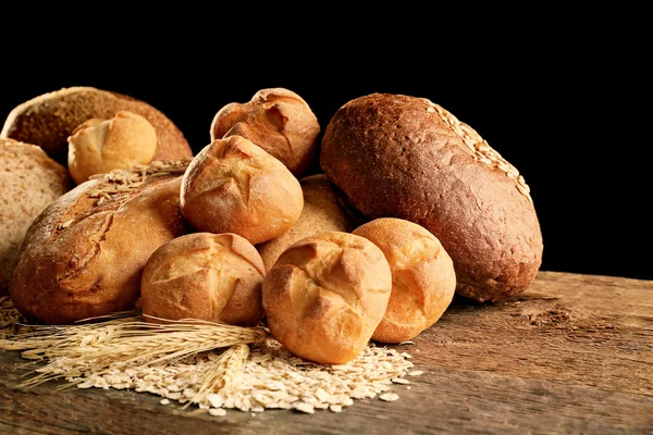 Pão fresco sobre fundo escuro — Fotografia de Stock