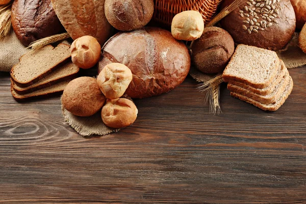 Świeży chleb na drewnianym stole — Zdjęcie stockowe