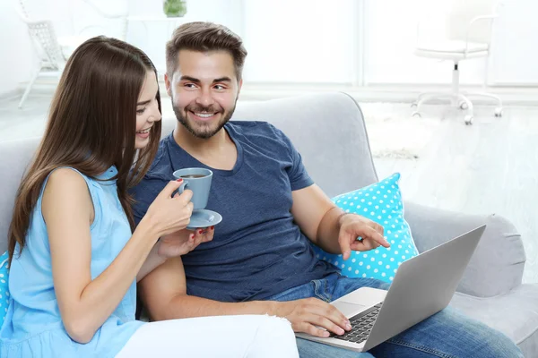 Pareja usando portátil —  Fotos de Stock