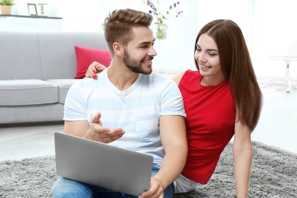 Casal usando laptop — Fotografia de Stock