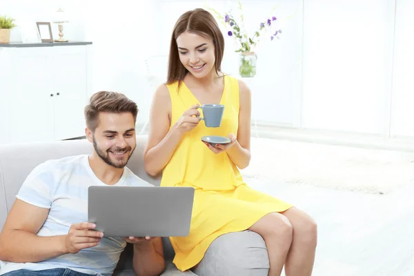 Pareja usando portátil —  Fotos de Stock