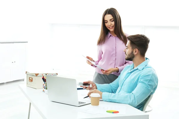 Schöne Frau und schöner Mann — Stockfoto