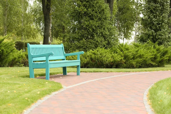 Голубая Деревянная Скамейка Красивом Парке — стоковое фото