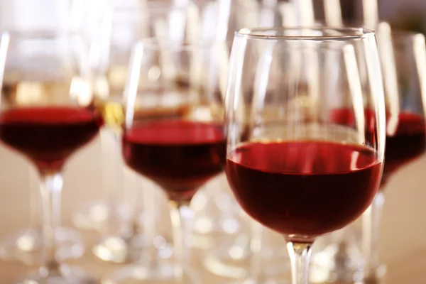 Bicchieri con vino rosso e bianco — Foto Stock