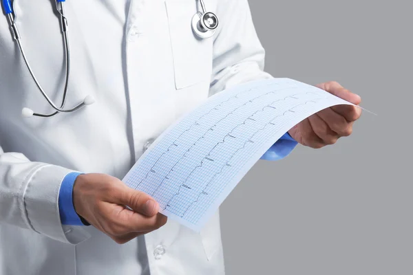 Kardiyogram kağıt, closeup ile erkek doktor — Stok fotoğraf