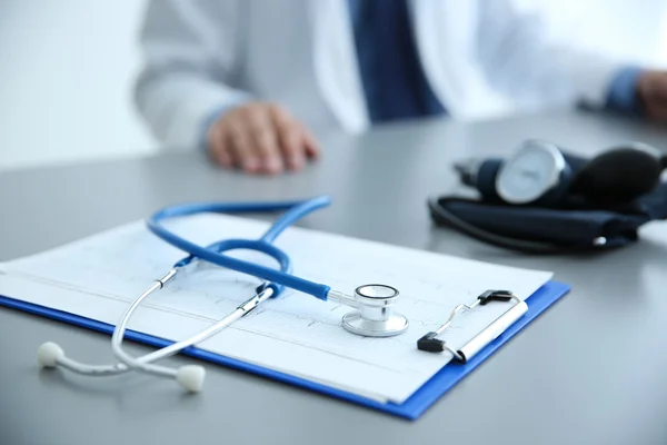 Médico en el trabajo en el consultorio clínico — Foto de Stock