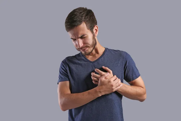 Vuxen Man Med Hjärtinfarkt Grå Bakgrund — Stockfoto