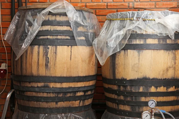 Drewniane beczki na wino w piwnicy — Zdjęcie stockowe