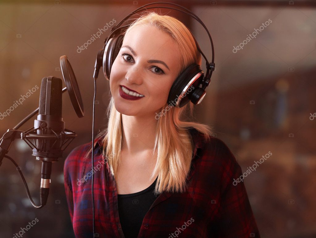 Молодая Женщина Записывает Песню Профессиональной Студии Стоковое.