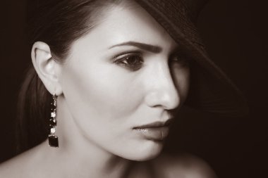 Makyaj ile genç kadın portresi. Siyah ve beyaz