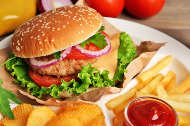 Patates kızartması ve ketçap, closeup ile lezzetli peynirli burger
