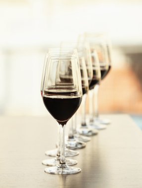 bardak kırmızı şarap ile  