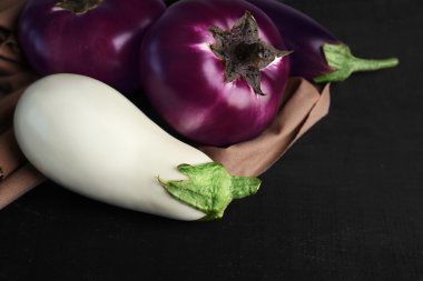 Siyah arka plan üzerine taze patlıcan