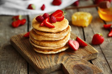 taze çilek ile Pancakes