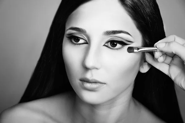 Maquillaje Artista Aplicando Sombra Ojos Blanco Negro — Foto de Stock