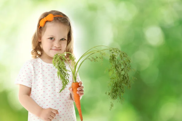 Nettes kleines Mädchen. gesundes Ernährungskonzept. — Stockfoto