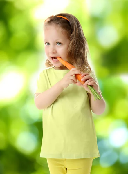 Nettes kleines Mädchen. gesundes Ernährungskonzept. — Stockfoto