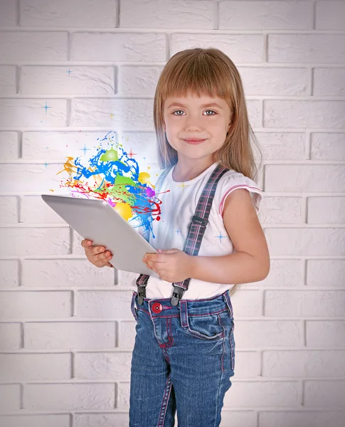 Menina com tablet — Fotografia de Stock