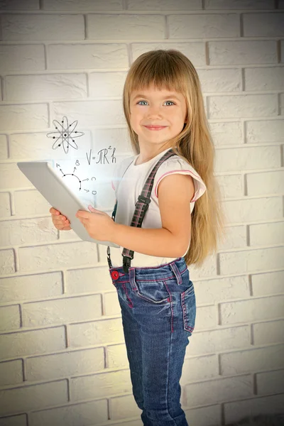 Menina com tablet — Fotografia de Stock