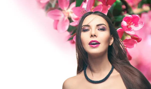 Schöne Frau Mit Make Gesicht Und Blumen Hintergrund Schönheitskonzept — Stockfoto