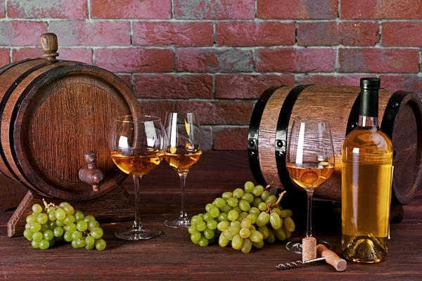 Composición del vino blanco sobre fondo de pared de ladrillo — Foto de Stock