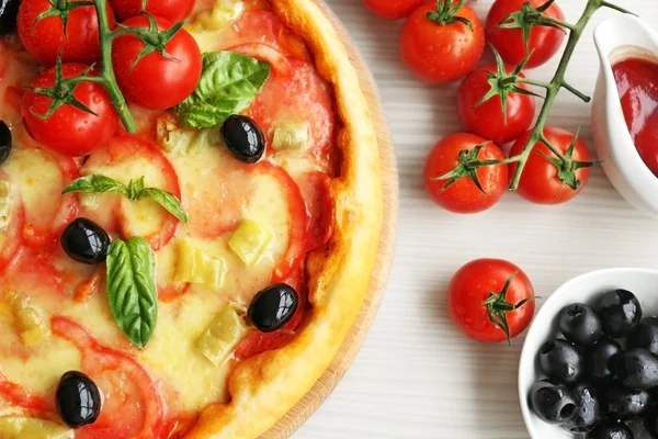 Lezzetli pizza ahşap kesme tahtası üzerinde — Stok fotoğraf