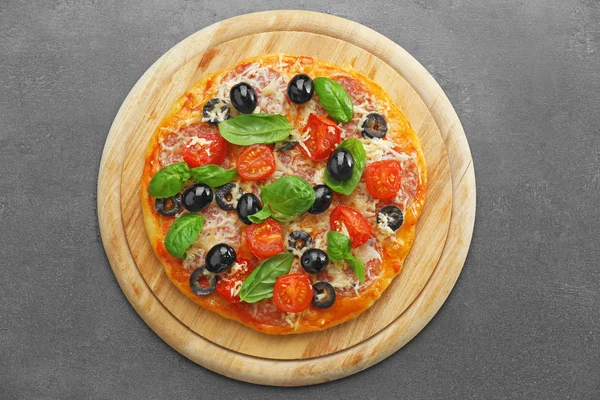 Смачна піца на сірому фоні — стокове фото