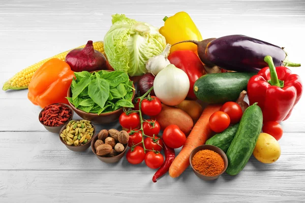 Legumes e especiarias na mesa de madeira — Fotografia de Stock