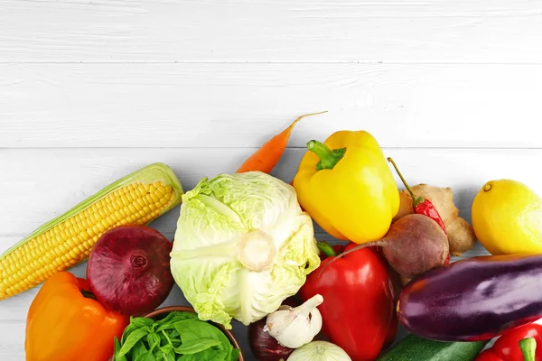 Groenten en specerijen op houten tafel — Stockfoto