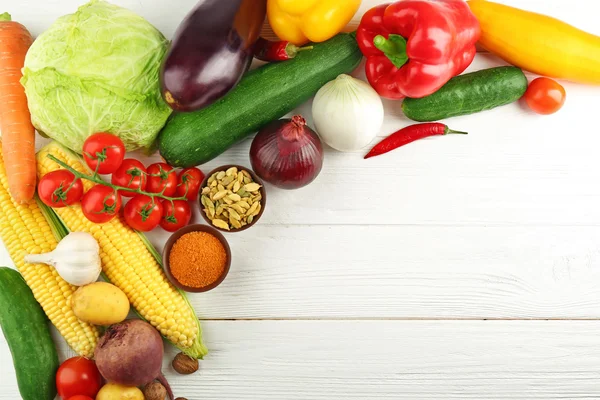 Sebze ve baharatlar ahşap masada — Stok fotoğraf