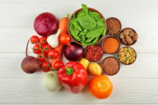 Légumes et épices sur table en bois — Photo