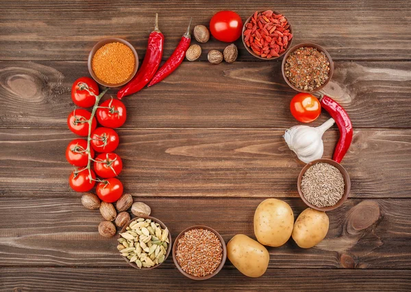 Groenten en specerijen op houten tafel — Stockfoto