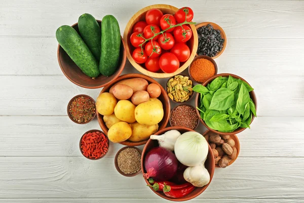 Légumes et épices sur table en bois — Photo