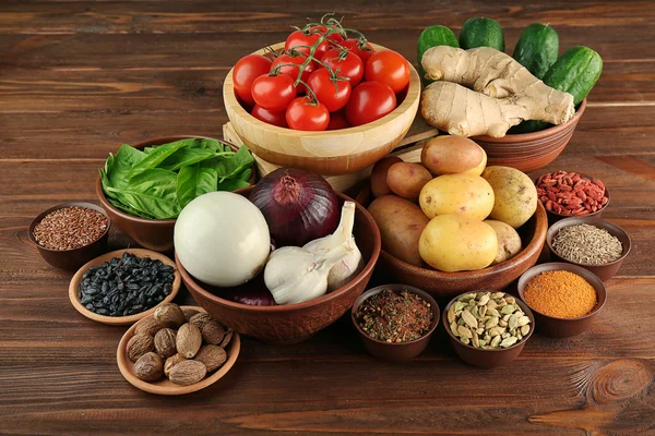 Légumes et épices sur table en bois — Photo
