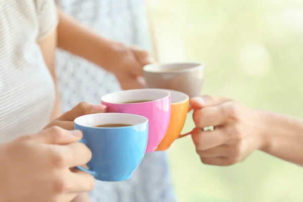 Sosteniendo tazas de café —  Fotos de Stock