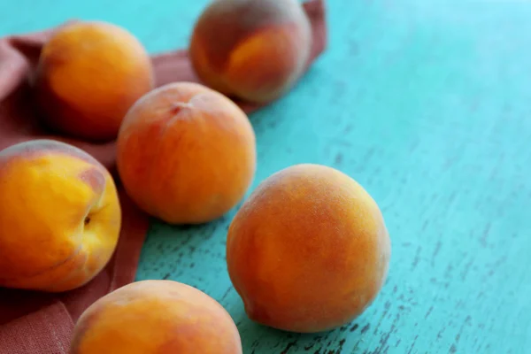 Fresh peaches on a color background — Stock Photo, Image
