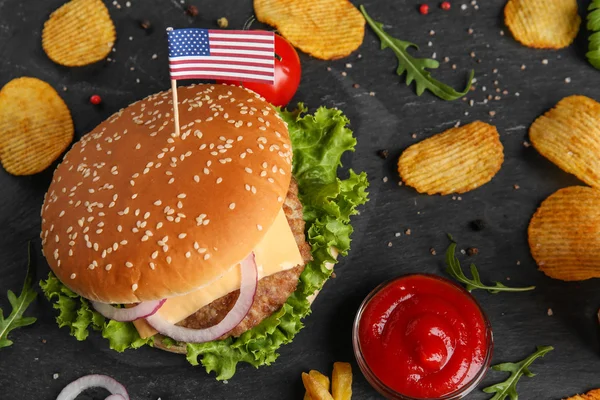 Hamburger s hranolky na břidlicové desky — Stock fotografie