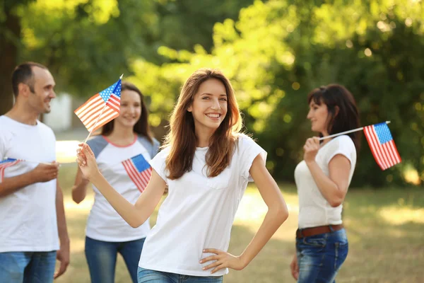 Familia Moderna Con Banderas Estados Unidos Aire Libre —  Fotos de Stock