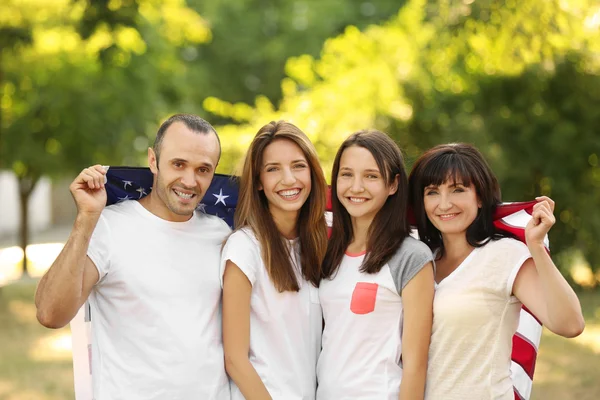 Famille Moderne Avec Drapeau Américain Extérieur — Photo